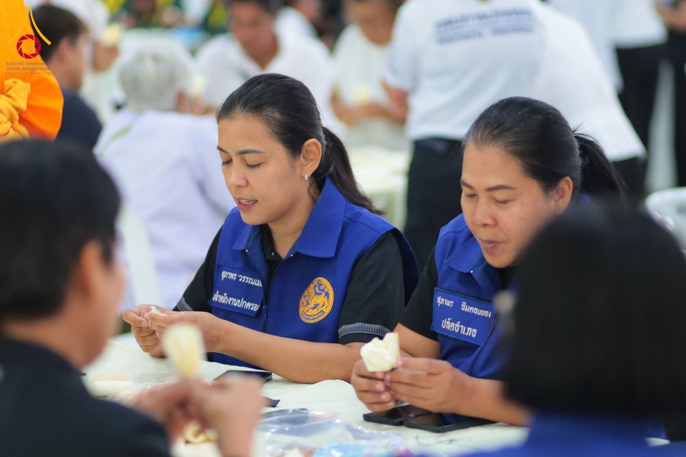 ภาพ No.327466:วันศุกร์ที่ 1 พฤษภาคม พ.ศ. 2569 รวมใจพสกนิกรชาวอำเภอคลองหลวง ประดิษฐ์ดอกไม้จันทน์ เพื่อใช้ในพิธีถวายดอกไม้จันทน์ในงานพระราชพิธีถวายพระเพลิงพระบรมศพ สมเด็จพระนางเจ้าสิริกิติ์ พระบรมราชินีนาถ พระบรมราชชนนีพันปีหลวง ณ วัดพระธรรมกาย