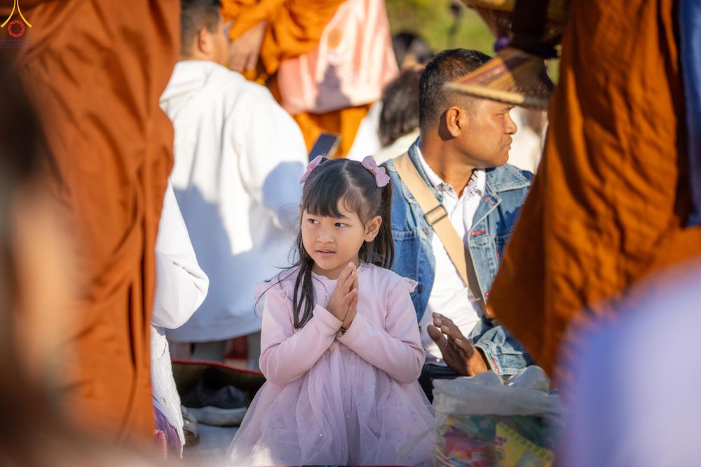 ภาพ No.281413:วันเสาร์ที่ 27 ธันวาคม พ.ศ.2568 พิธีตักบาตรพระ ๑,๐๐๐ รูป   เพื่อความเป็นสิริมงคลแก่ชีวิตและแผ่นดินไทย  มหากุศลครั้งยิ่งใหญ่แห่งปี ส่งท้ายปีเก่า ต้อนรับปีใหม่  ณ ถนนหน้าที่ว่าการอำเภอภูเรือ จังหวัดเลย