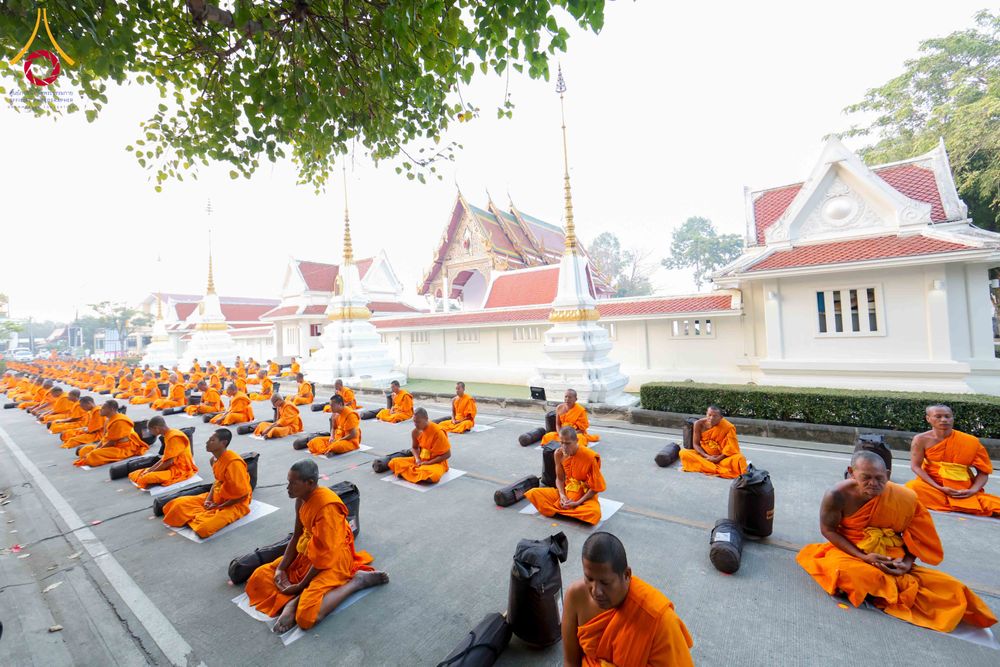 ภาพ No.297326:วันที่ 15 มกราคม พ.ศ.2569 พระธรรมยาตราปฏิบัติธรรมและถ่ายภาพหมู่ประวัติศาสตร์ อนุสรณ์สถานลำดับที่ 4 สถานที่เกิดด้วยกายธรรม  ณ วัดโบสถ์บน ต.บางคูเวียง จ.นนทบุรี ในโครงการธรรมยาตรา กตัญญูบูชา มหาปูชนียาจารย์ พระมงคลเทพมุนี(สด จนฺทสโร) พระผู้ปราบมาร อนุสรณ์ส