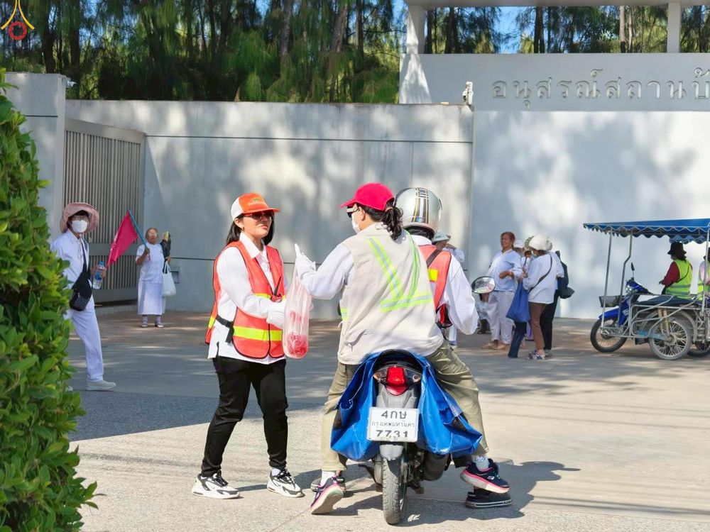 ภาพ No.301490:ภาพเบื้องหลังอาสาสมัครรวมใจ ชุดที่ 4 ในโครงการธรรมยาตรา กตัญญูบูชา มหาปูชนียาจารย์ พระมงคลเทพมุนี(สด จนฺทสโร) พระผู้ปราบมาร อนุสรณ์สถาน 7 แห่ง ปีที่ 14