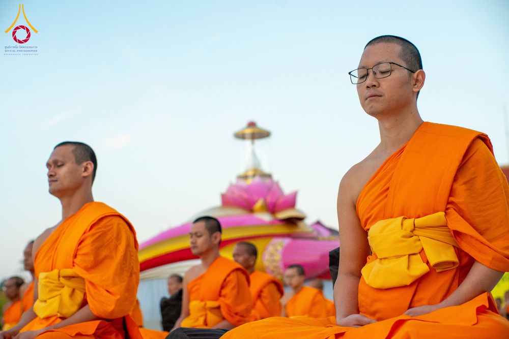 ภาพ No.294608:วันอาทิตย์ที่ 14 ธันวาคม พ.ศ.2568 พระธรรมยาตราปฏิบัติธรรมและถ่ายภาพหมู่ประวัติศาสตร์ ณ วัดสองพี่น้อง ต.ต้นตาล อ.สองพี่น้อง จ.สุพรรณบุรี ในโครงการธรรมยาตรา กตัญญูบูชา มหาปูชนียาจารย์ พระมงคลเทพมุนี(สด จนฺทสโร) พระผู้ปราบมาร อนุสรณ์สถาน 7 แห่ง ปีที่ 14