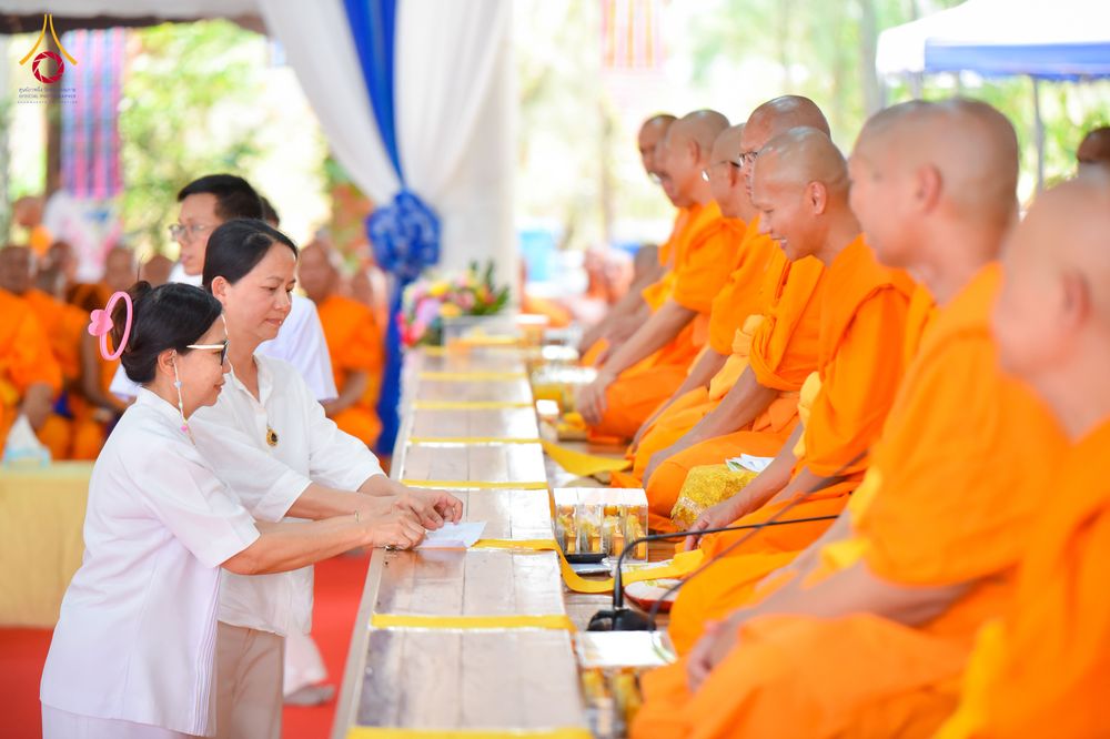 ภาพ No.327152:วันศุกร์ที่ 1 พฤษภาคม พ.ศ.2569 พิธีทอดผ้าป่า โปรยรัตนชาติ ตอกเสาเข็มมงคลต้นแรก สถาปนา “องค์พระเจดีย์เพื่อสร้างสันติภาพโลก” (แห่งแรกของภาคอีสาน) ณ ธุดงคสถานอำนาจเจริญ  อ.เมือง จ.อำนาจเจริญ