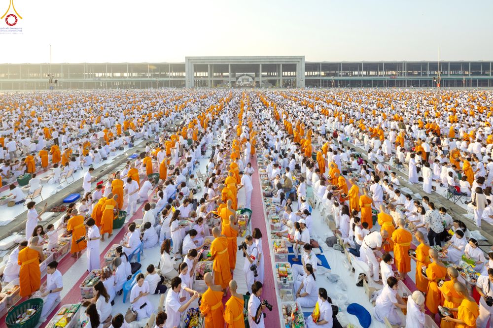 ภาพ No.279901:วันที่ 1 มกราคม พ.ศ.2569 พิธีตักบาตรในวันขึ้นปีใหม่ ณ ลานธรรม วัดพระธรรมกาย