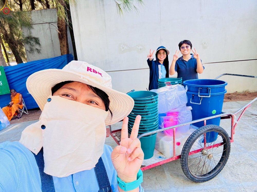 ภาพ No.300474:ภาพเบื้องหลังอาสาสมัครรวมใจ ชุดที่ 3 ในโครงการธรรมยาตรา กตัญญูบูชา มหาปูชนียาจารย์ พระมงคลเทพมุนี(สด จนฺทสโร) พระผู้ปราบมาร อนุสรณ์สถาน 7 แห่ง ปีที่ 14