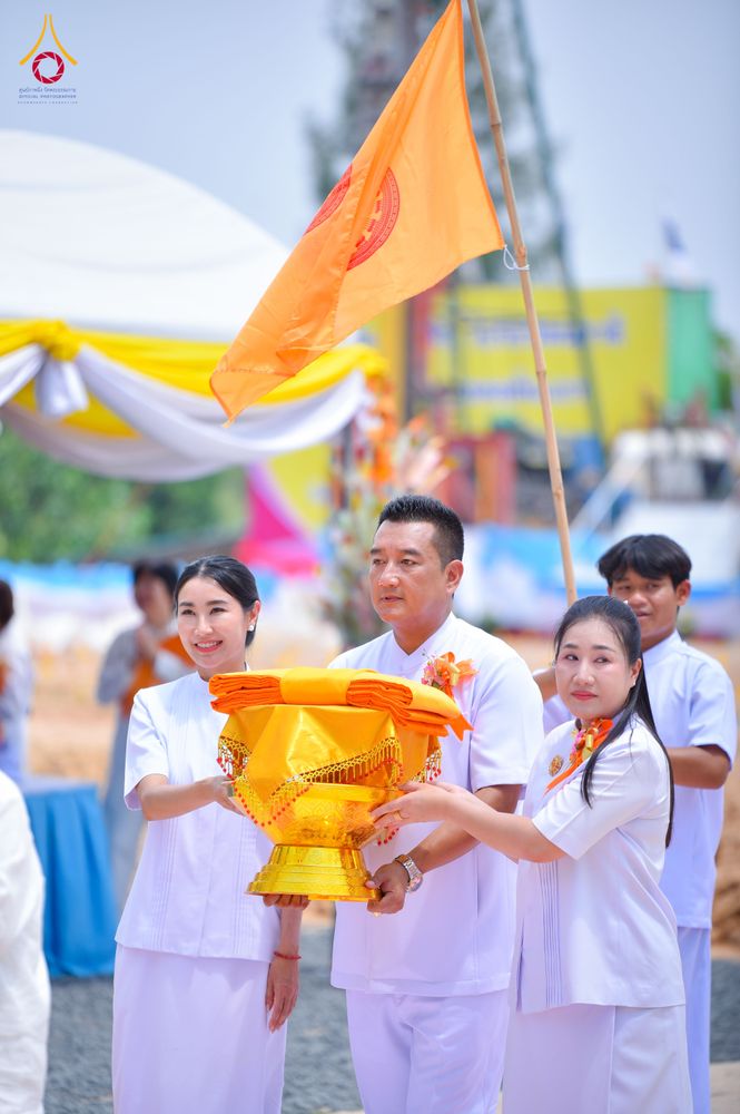 ภาพ No.327104:วันศุกร์ที่ 1 พฤษภาคม พ.ศ.2569 พิธีทอดผ้าป่า โปรยรัตนชาติ ตอกเสาเข็มมงคลต้นแรก สถาปนา “องค์พระเจดีย์เพื่อสร้างสันติภาพโลก” (แห่งแรกของภาคอีสาน) ณ ธุดงคสถานอำนาจเจริญ  อ.เมือง จ.อำนาจเจริญ