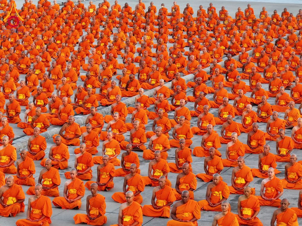 ภาพ No.285203:วันจันทร์ที่ 15 ธันวาคม พ.ศ.2568  บันทึกภาพหมู่ประวัติศาสตร์ โครงการบรรพชาอุปสมบทหมู่  รุ่นบูชาธรรมมหาปูชนียาจารย์ ประจำปี 2568 ณ ลานธรรมมหาธรรมกายเจดีย์ วัดพระธรรมกาย