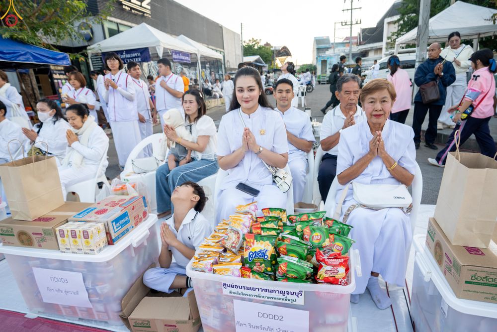 ภาพ No.282676:วันเสาร์ที่ 20 ธันวาคม พ.ศ.2568 พิธีตักบาตรพระ 10,000 รูป (ชุด 2) เนื่องในโอกาส 194 ปี จังหวัดกาญจนบุรี และอุทิศส่วนกุศลให้แด่บรรพชนทั้งหลาย บริเวณถนนสองแคว (Skywalk) เมืองกาญจนบุรี