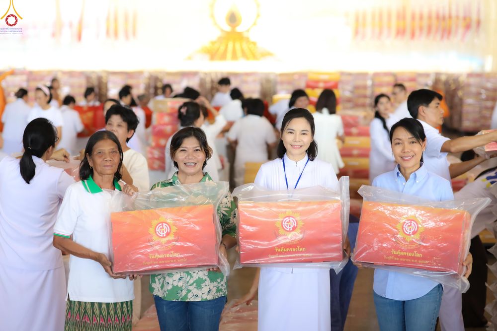 ภาพ No.321980:วันที่ 12 -13 เมษายน พ.ศ.2569 การเตรียมกล่องไทยธรรม + การขนย้ายเก้าอี้ เพื่องานถวายมหาสังฆทาน 40,000 กว่าวัดทั่วประเทศ วันคุ้มครองโลก 22 เมษายน พ.ศ.2569 วัดพระธรรมกาย