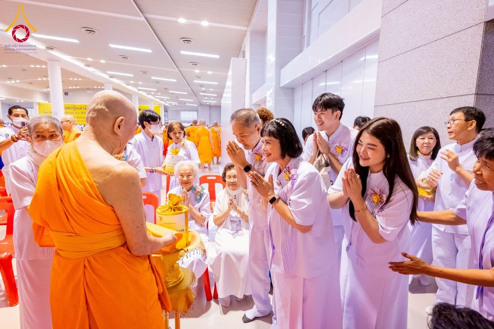 ภาพ No.264385:วันอาทิตย์ที่ 2 พฤศจิกายน พ.ศ. 2568 พิธีบูชาข้าวพระ ณ สภาธรรมกายสากล วัดพระธรรมกาย