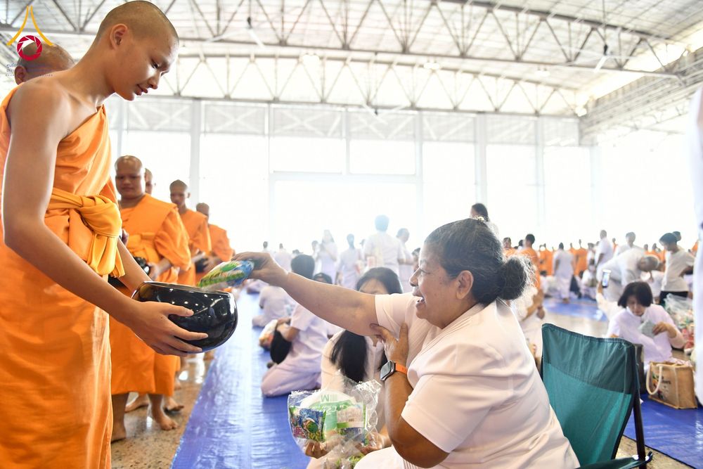 ภาพ No.256861:วันที่ 5 ตุลาคม พ.ศ. 2568 พิธีตักบาตร ข้าวสารอาหารแห้ง ณ บ้านแก้วเรือนทองคุณยายฯ สภาธรรมกายสากล วัดพระธรรมกาย