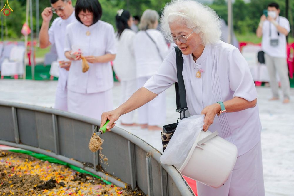 ภาพ No.246945:วันอาทิตย์ที่ 14 กันยายน พ.ศ. 2568 พิธีทอดผ้าป่า ซื้อดิน ปรับพื้นที่ลานธรรม  และพิธีกลั่นแผ่นดิน โปรยทราย สถาปนาองค์พระเจดีย์ เพื่อสร้างสันติภาพโลก  ณ ศูนย์ปฏิบัติธรรมสระบุรี อ.พระพุทธบาท จ.สระบุรี