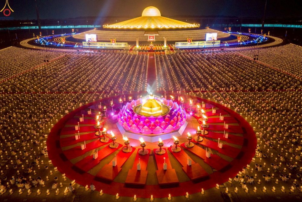 ภาพ No.253725:วันที่ 10 ตุลาคม พ.ศ. 2568 พิธีจุดประทีปบูชาพระผู้ปราบมาร, พิธีจุดประทีปบนพระมหาธรรมกายเจดีย์  20,000 ดวง เนื่องในวันคล้ายวันเกิดครบรอบ 141 ปี พระมงคลเทพมุนี (สด จนฺทสโร)