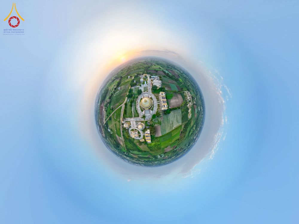 ภาพถ่ายมุมมอง 360 องศาของศาสนสถานที่มีอาคารโดมสีทองล้อมรอบด้วยพื้นที่สีเขียวและท้องฟ้า