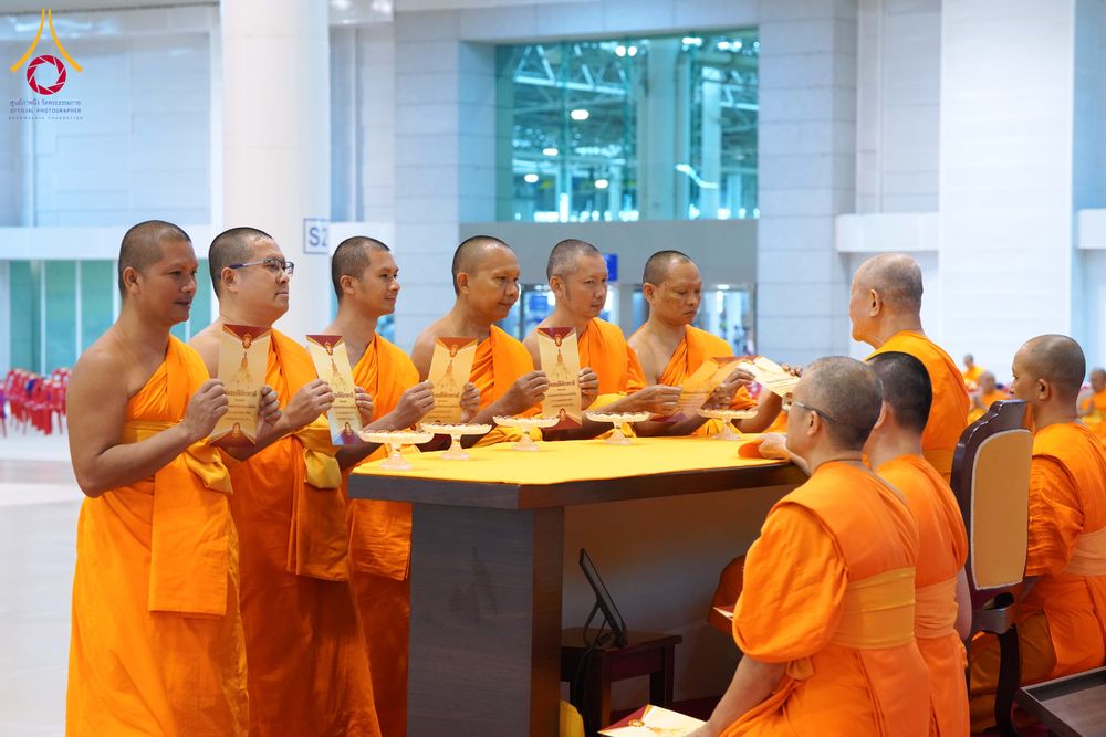 ภาพ No.284864:วันอาทิตย์ที่ 14 ธันวาคม พ.ศ.2568  พิธีปฏิบัติธรรม พิธีถวายภัตตาหารเป็นสังฆทาน พิธีมอบต้นสมบัติจักรพรรดิ ถวายแด่เจ้าอาวาสและประธานสงฆ์ 236 ศูนย์ส่งเสริมศีลธรรมทั่วโลก ณ สภาธรรมกายสากล วัดพระธรรมกาย