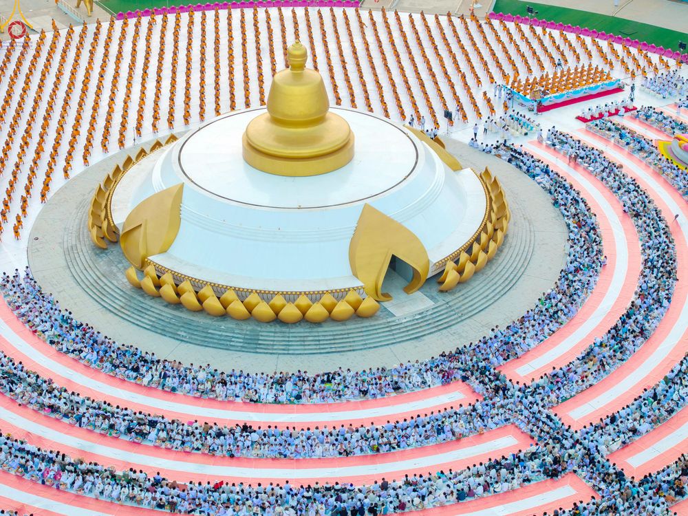 ภาพ No.302453:วันที่ 24 มกราคม พ.ศ. 2569 พิธีตักบาตรพระธรรมยาตรา ณ อนุสรณ์สถานลำดับที่ 5 สถานที่เผยแผ่วิชชาธรรมกายครั้งแรก อนุสรณ์สถานบางปลา วัดบางปลา อำเภอบางเลน จังหวัดนครปฐม ในโครงการธรรมยาตรา กตัญญูบูชา มหาปูชนียาจารย์ พระมงคลเทพมุนี(สด จนฺทสโร) พระผู้ปราบมาร อนุส