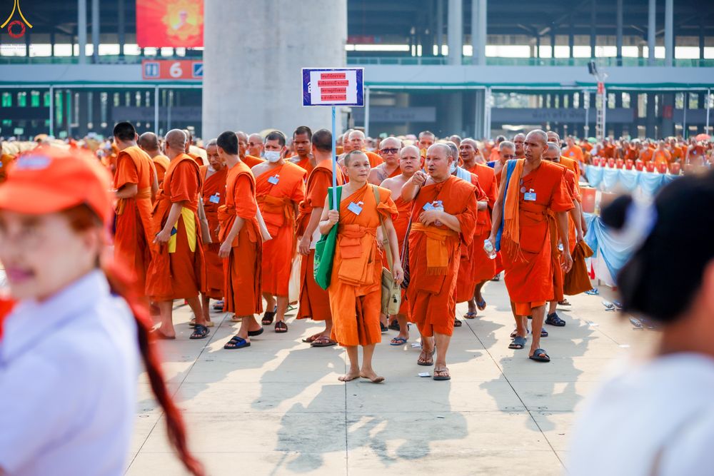 ภาพ No.324434:วันที่ 22 เมษายน พ.ศ.2569 (วันคุ้มครองโลก) งานถวายมหาสังฆทาน 40,000 กว่าวัดทั่วประเทศ บรรยากาศพระสังฆาธิการและสาธุชน  เดินทางเข้าลานธรรม วัดพระธรรมกาย