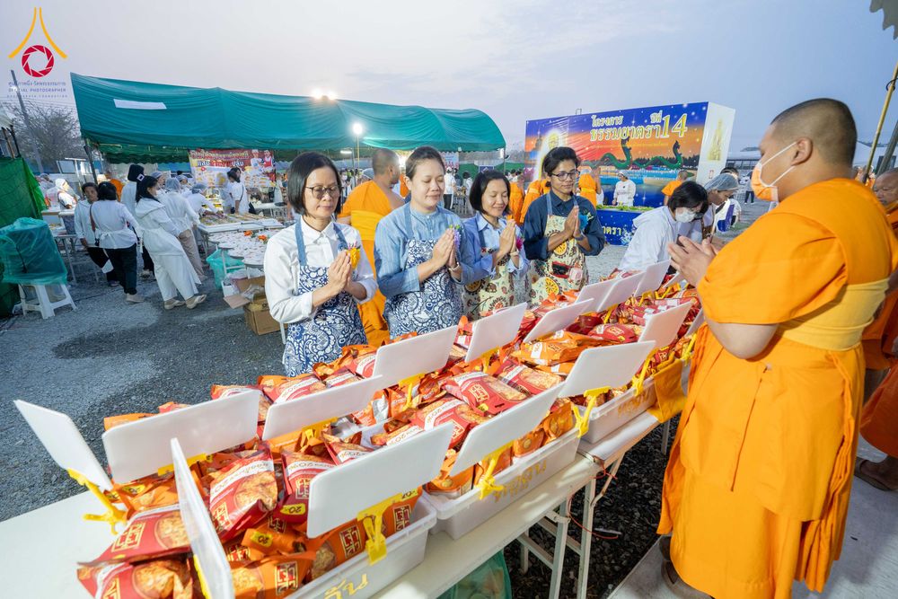 ภาพ No.299117:วันที่ 21 มกราคม พ.ศ. 2569 พิธีถวายภัตตาหารเป็นสังฆทาน แด่พระธรรมยาตรา ณ อนุสรณ์สถานบางปลา วัดบางปลา อำเภอบางเลน จังหวัดนครปฐม ในโครงการธรรมยาตรา กตัญญูบูชา มหาปูชนียาจารย์ พระมงคลเทพมุนี(สด จนฺทสโร) พระผู้ปราบมาร อนุสรณ์สถาน 7 แห่ง ปีที่ 14