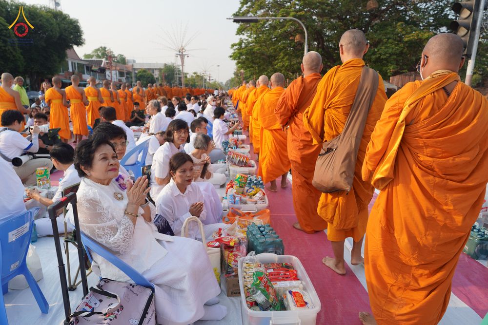 ภาพ No.318072:วันเสาร์ที่ 4 เมษายน พ.ศ. 2569 งานทำบุญเมืองใจกลางอยุธยา  ตักบาตรพระ 1,109 รูป ณ ถนนชีกุน หน้าวัดมหาธาตุ และวัดราชบูรณะ