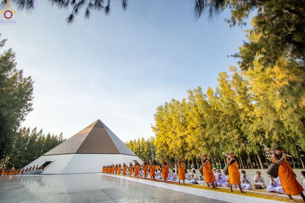ภาพ No.70832:พิธีต้อนรับพระธรรมยาตรา ในโครงการธรรมยาตรากตัญญูบูชา มหาปูชนียาจารย์ พระมงคลเทพมุนี(สด จนฺทสโร) พระผู้ปราบมาร อนุสรณ์สถาน 7 แห่ง ปีที่ 11 วันที่ 14 มกราคม พ.ศ. 2566 ณ อนุสรณ์สถานลำดับที่ 3 สถานที่เกิดในเพศสมณะ วัดสองพี่น้อง อ.สองพี่น้อง จ.สุพรรณบุรี