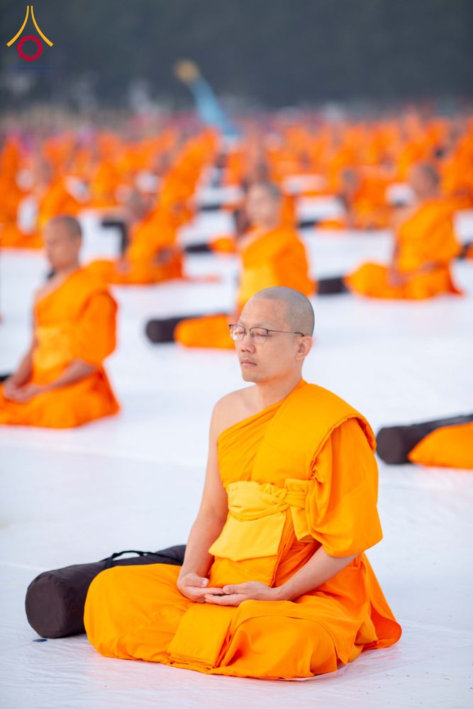 ภาพ No.299774:วันที่ 19 มกราคม พ.ศ.2569 พระธรรมยาตราปฏิบัติธรรมและถ่ายภาพหมู่ประวัติศาสตร์ ณ อนุสรณ์สถานลำดับที่ 5 สถานที่เผยแผ่วิชชาธรรมกายครั้งแรก  อนุสรณ์สถานบางปลาวัดบางปลา อ.บางเลน จ.นครปฐม ในโครงการธรรมยาตรา กตัญญูบูชา มหาปูชนียาจารย์ พระมงคลเทพมุนี(สด จนฺทสโร) 