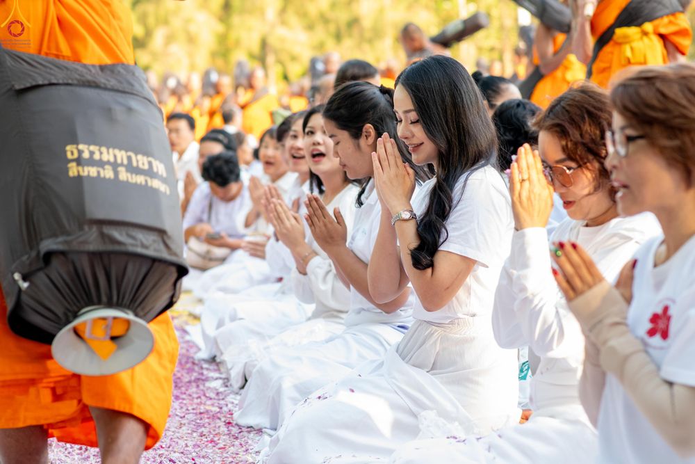 ภาพ No.290541:วันที่ 7 มกราคม พ.ศ. 2569 พิธีต้อนรับพระธรรมยาตรา ณ อนุสรณ์สถานลำดับที่ 2  สถานที่ตั้งมโนปณิธานบวชตลอดชีวิต อนุสรณ์สถานคลองบางนางแท่น (ภาพชุดที่ 2) อ.สามพราน จ.นครปฐม ในโครงการธรรมยาตรา กตัญญูบูชา มหาปูชนียาจารย์ พระมงคลเทพมุนี(สด จนฺทสโร) พระผู้ปราบมาร 