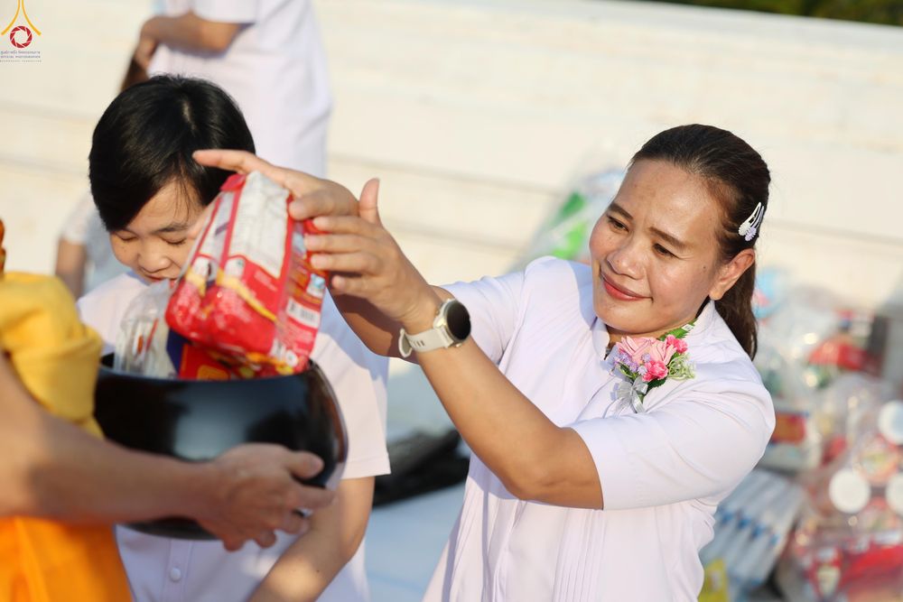 ภาพ No.297717:วันที่ 18 มกราคม พ.ศ. 2569 พิธีตักบาตรพระธรรมยาตรา ณ วัดโบสถ์บน ต.บางคูเวียง จ.นนทบุรี อนุสรณ์สถานลำดับที่ 4 สถานที่เกิดด้วยกายธรรม ในโครงการธรรมยาตรา กตัญญูบูชา มหาปูชนียาจารย์ พระมงคลเทพมุนี(สด จนฺทสโร) พระผู้ปราบมาร อนุสรณ์สถาน 7 แห่ง ปีที่ 14