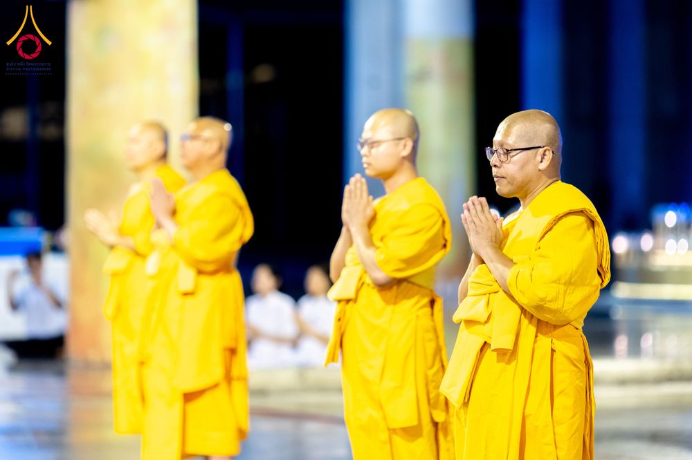 ภาพ No.286742:วันอาสาฬหบูชา วันพฤหัสบดีที่ 10 กรกฏาคม พ.ศ.2568  พิธีเวียนประทักษิณรอบพระมหาธรรมกายเจดีย์ , พิธีฉลองชัยสวดมนต์บทธัมมจักกัปปวัตตนสูตร ครบ 7,520,000,000 จบ ณ มหารัตนวิหารคด วัดพระธรรมกาย