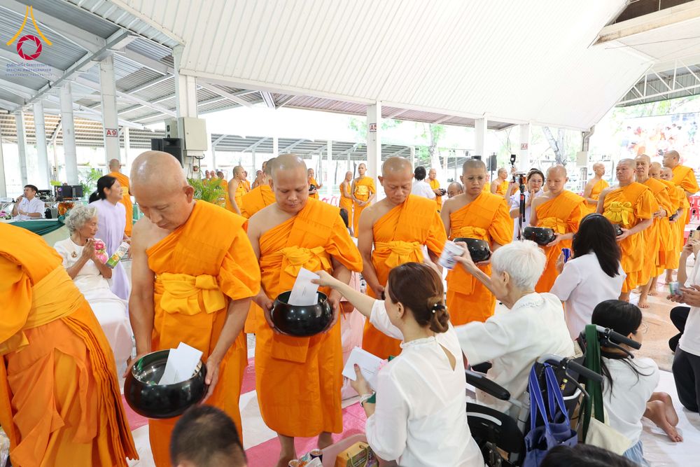 ภาพ No.322929:วันอาทิตย์ที่ 19 เมษายน พ.ศ. 2569 ตักบาตรฉลองพระใหม่ โครงการบรรพชาและอุปสมบทหมู่ รุ่นบูชาธรรม 82 ปี หลวงพ่อธัมมชโย ณ อาคารโถงช้าง สำนักงานใหญ่