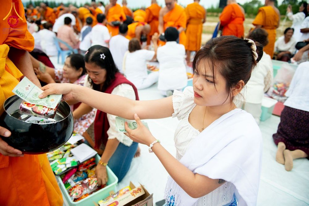 ภาพ No.348956:วันที่ 12 กันยายน พ.ศ.2569 พิธีตักบาตรแด่คณะสงฆ์ 323 วัด 4 จังหวัดชายแดนภาคใต้ พิธีถวายสังฆทานแด่คณะสงฆ์ 323 วัด ปีที่ 22 ครั้งที่ 189 พิธีมอบกองทุนหนุนแรงใจช่วยครูใต้ ปีที่ 19 ครั้งที่ 151 และพิธีทำบุญอุทิศส่วนกุศลให้ผู้วายชนม์ ณ ศูนย์อบรมเยาวชนปัตตานี 