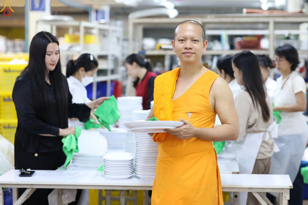 ภาพ No.326168:วันที่ 25 -27 เมษาบน พ.ศ.2569 การทำความสะอาดภาชนะ ที่ใช้ในงานถวายมหาสังฆทาน 40,000 กว่าวัดทั่วประเทศ ณ โรงครัว 71 ปีฯ วัดพระธรรมกาย