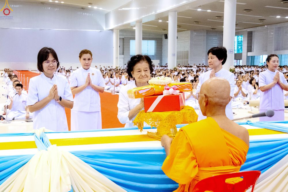 ภาพ No.332565:วันอาทิตย์ต้นเดือนที่ 7 มิถุนายน พ.ศ.2569 พิธีมุทิตาพระอุบาสก และพระมหาเปรียญธรรม อุปสมบทอุทิศชีวิต ณ ห้องแก้วสารพัดนึก 1 วัดพระธรรมกาย