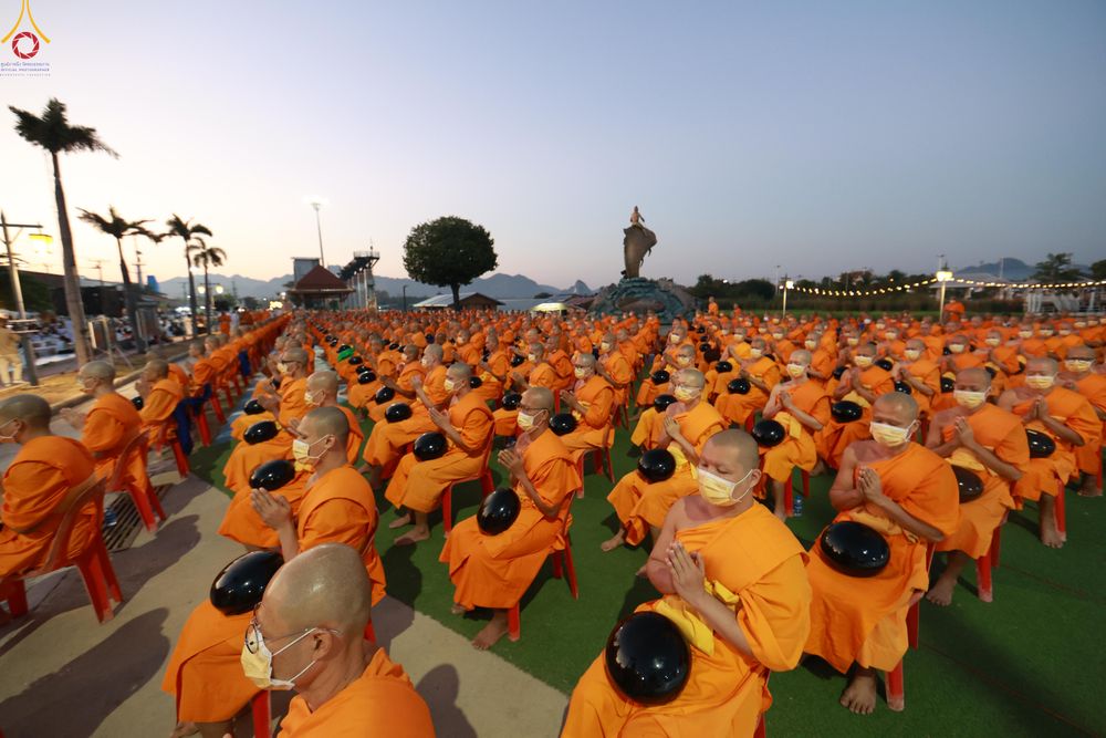 ภาพ No.284150:วันเสาร์ที่ 20 ธันวาคม พ.ศ.2568  พิธีตักบาตรพระ 10,000 รูป เนื่องในโอกาส 194 ปี จังหวัดกาญจนบุรี และอุทิศส่วนกุศลให้แด่บรรพชนทั้งหลาย บริเวณถนนสองแคว (Skywalk) เมืองกาญจนบุรี