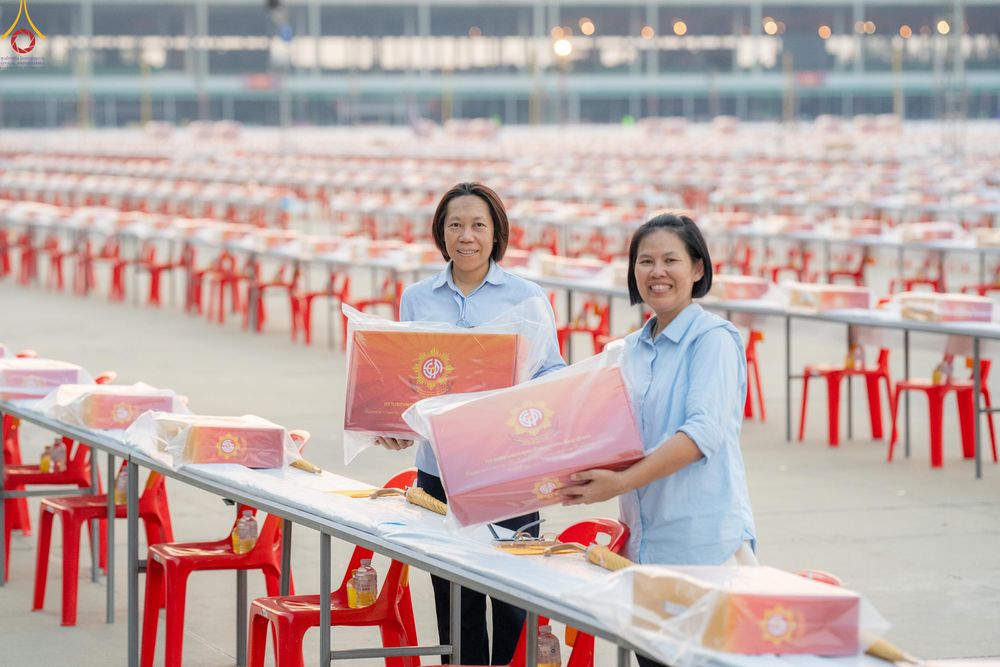 ภาพ No.322566:วันที่ 17 เมษายน พ.ศ.2569 การเรียงกล่องไทยธรรม เรียงน้ำดื่ม เรียงร่ม ณ ลานธรรมพระมหาธรรมกายเจดีย์ เพื่องานถวายมหาสังฆทาน 40,000 กว่าวัดทั่วประเทศ วันคุ้มครองโลก 22 เมษายน พ.ศ.2569 วัดพระธรรมกาย