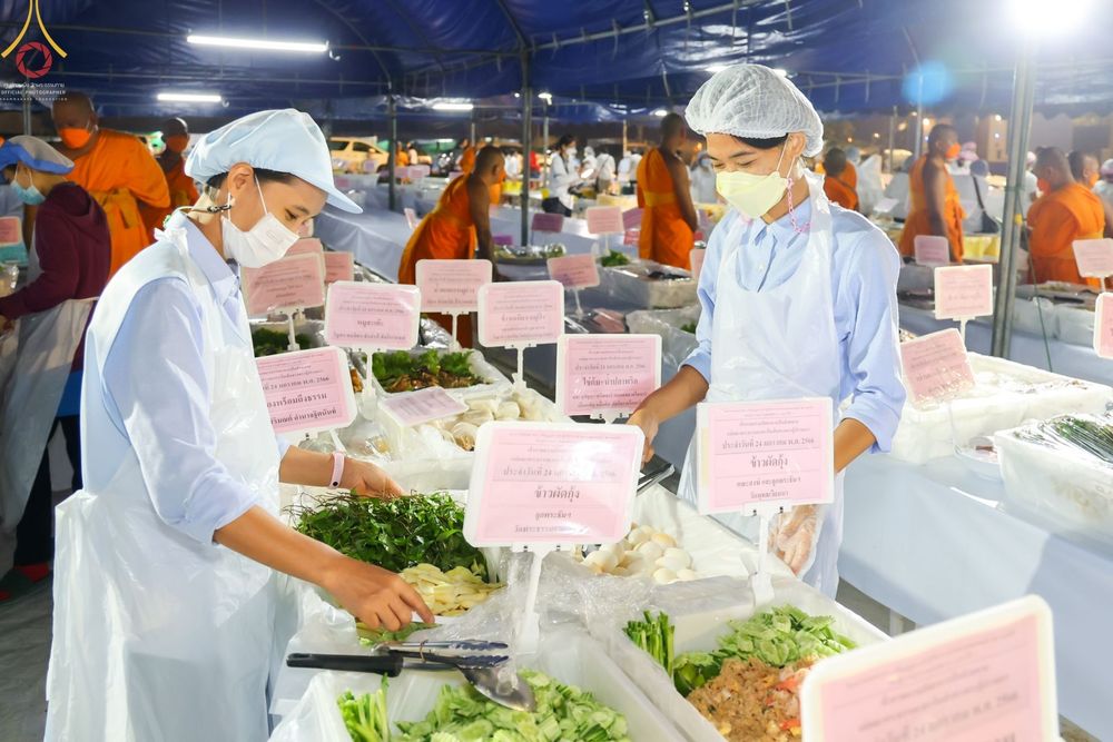 ภาพ No.73995:พิธีถวายภัตตาหารเป็นสังฆทาน แด่คณะพระธรรมยาตราฯ ในโครงการธรรมยาตรากตัญญูบูชา มหาปูชนียาจารย์ พระมงคลเทพมุนี(สด จนฺทสโร) พระผู้ปราบมาร อนุสรณ์สถาน 7 แห่ง ปีที่ 11 วันที่ 24 มกราคม พ.ศ. 2566