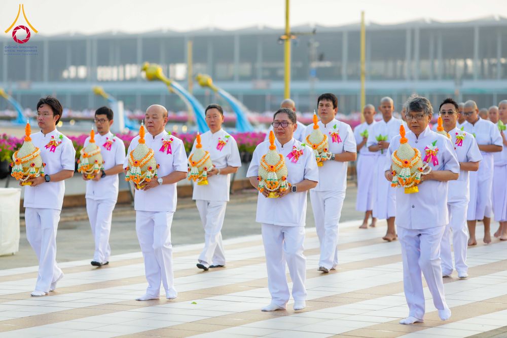 ภาพ No.319372:วันเสาร์ที่ 4 เมษายน พ.ศ.2569 พิธีขอขมา มอบผ้าไตร และถวายบาตรแด่นาคธรรมทายาท ในโครงการบรรพชาสามเณรฟื้นฟูพระพุทธศาสนาทั่วไทย โครงการหน่อแก้วเปรียญธรรม รุ่นที่ 14 โครงการสามเณรยุวธรรมทายาท รุ่นที่ 34 โครงการสามเณรมัชฌิมธรรมทายาท รุ่นที่ 30 ณ สภาธรรมกายสากล