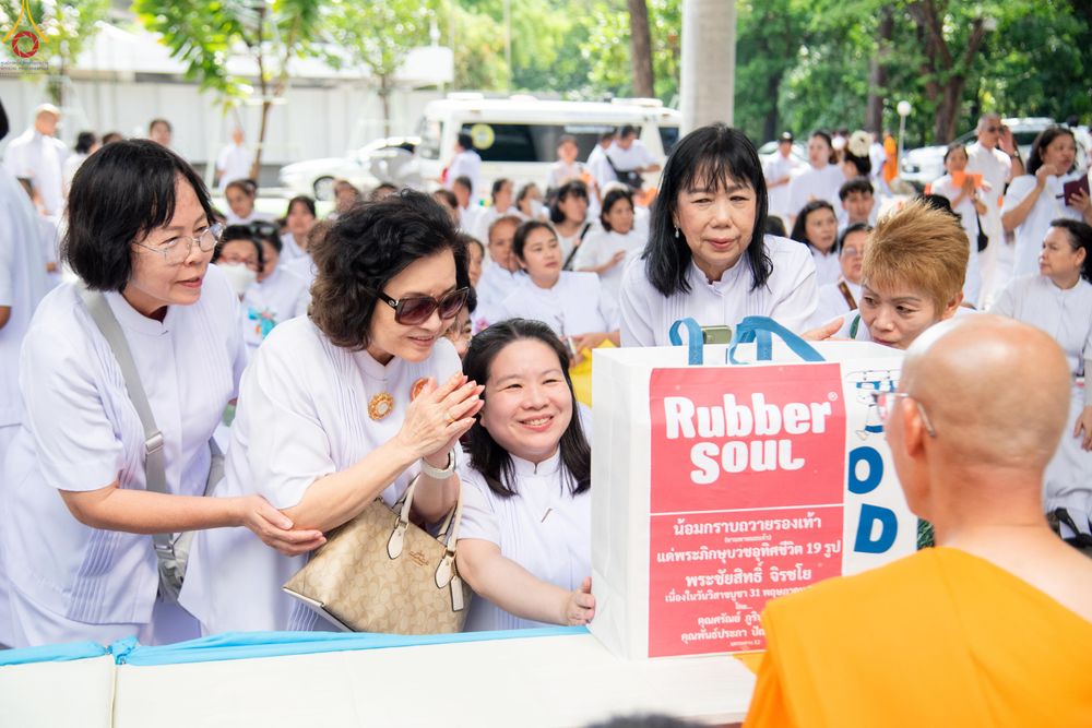 ภาพ No.330931:วันวิสาขบูชา อาทิตย์ที่ 31 พฤษภาคม พ.ศ.2569 พิธีบรรพชาสามเณรอุบาสก 11 ท่าน , พิธีถวายบาตรผ้าไตร และจตุปัจจัยไทยธรรม แด่สามเณร , พิธีอุปสมบทอุทิศชีวิต , พิธีกล่าวคำกัปปิยภัณฑ์  ณ อุโบสถพระไตรปิฎก วัดพระธรรมกาย จังหวัดปทุมธานี
