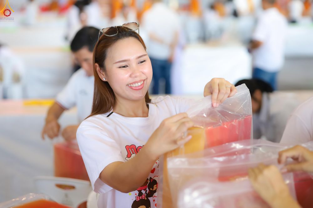 ภาพ No.321990:วันที่ 12 -13 เมษายน พ.ศ.2569 การเตรียมกล่องไทยธรรม + การขนย้ายเก้าอี้ เพื่องานถวายมหาสังฆทาน 40,000 กว่าวัดทั่วประเทศ วันคุ้มครองโลก 22 เมษายน พ.ศ.2569 วัดพระธรรมกาย