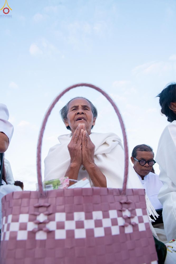 ภาพ No.302446:วันที่ 24 มกราคม พ.ศ. 2569 พิธีตักบาตรพระธรรมยาตรา ณ อนุสรณ์สถานลำดับที่ 5 สถานที่เผยแผ่วิชชาธรรมกายครั้งแรก อนุสรณ์สถานบางปลา วัดบางปลา อำเภอบางเลน จังหวัดนครปฐม ในโครงการธรรมยาตรา กตัญญูบูชา มหาปูชนียาจารย์ พระมงคลเทพมุนี(สด จนฺทสโร) พระผู้ปราบมาร อนุส