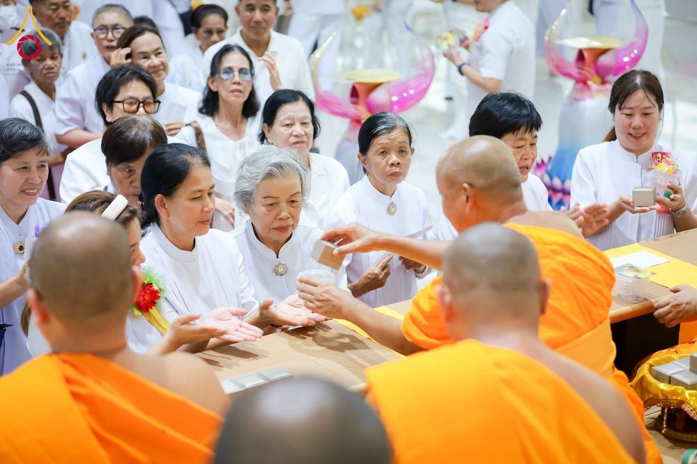 พระภิกษุสงฆ์ส่งมอบตลับบรรจุพระบรมสารีริกธาตุให้แก่พุทธศาสนิกชนในพิธีทางศาสนา