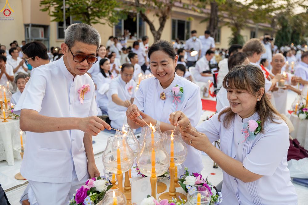 ภาพ No.297044:วันที่ 17 มกราคม พ.ศ. 2569 พิธีจุดประทีปถวายเป็นพุทธบูชา และบูชาธรรมมหาปูชนียาจารย์ (ภาพชุดที่ 2) ณ วัดโบสถ์บน ต.บางคูเวียง จ.นนทบุรี อนุสรณ์สถานลำดับที่ 4 สถานที่เกิดด้วยกายธรรม ในโครงการธรรมยาตรา กตัญญูบูชา มหาปูชนียาจารย์ พระมงคลเทพมุนี(สด จนฺทสโร) พร