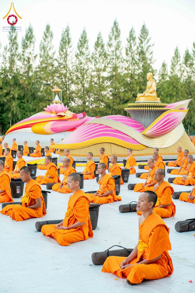 ภาพ No.290617:วันที่ 8 มกราคม พ.ศ. 2569 พระธรรมยาตราปฏิบัติธรรม และถ่ายภาพหมู่ประวัติศาสตร์ ในโครงการธรรมยาตรา กตัญญูบูชามหาปูชนียาจารย์ พระมงคลเทพมุนี(สด จนฺทสโร) พระผู้ปราบมาร อนุสรณ์สถาน 7 แห่ง ปีที่ 14 ณ อนุสรณ์สถานคลองบางนางแท่น อ.สามพราน จ.นครปฐม