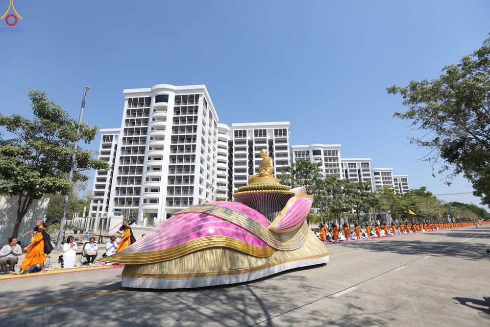 ภาพ No.304557:วันที่ 25 มกราคม พ.ศ. 2569 พิธีต้อนรับพระธรรมยาตรา (ภาพชุดที่ 2) รร.สามัคคีราษฏร์บำรุง-วัดพระธรรมกาย ในโครงการธรรมยาตรา กตัญญูบูชา มหาปูชนียาจารย์ พระมงคลเทพมุนี(สด จนฺทสโร) พระผู้ปราบมาร อนุสรณ์สถาน 7 แห่ง ปีที่ 14