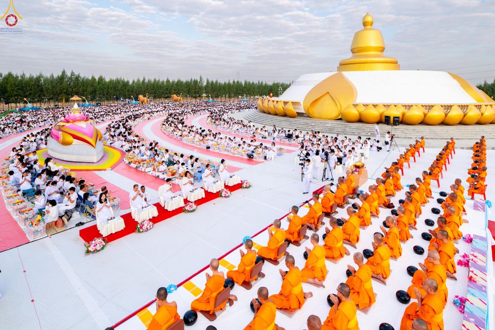 ภาพ No.302575:วันที่ 24 มกราคม พ.ศ. 2569 พิธีตักบาตรพระธรรมยาตรา(ภาพชุดที่ 2) ณ อนุสรณ์สถานลำดับที่ 5 สถานที่เผยแผ่วิชชาธรรมกายครั้งแรก อนุสรณ์สถานบางปลา วัดบางปลา อำเภอบางเลน จังหวัดนครปฐม ในโครงการธรรมยาตรา กตัญญูบูชา มหาปูชนียาจารย์ พระมงคลเทพมุนี(สด จนฺทสโร) พระผู