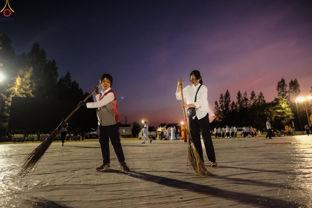 ภาพ No.301565:ภาพเบื้องหลังอาสาสมัครรวมใจ ชุดที่ 4 ในโครงการธรรมยาตรา กตัญญูบูชา มหาปูชนียาจารย์ พระมงคลเทพมุนี(สด จนฺทสโร) พระผู้ปราบมาร อนุสรณ์สถาน 7 แห่ง ปีที่ 14