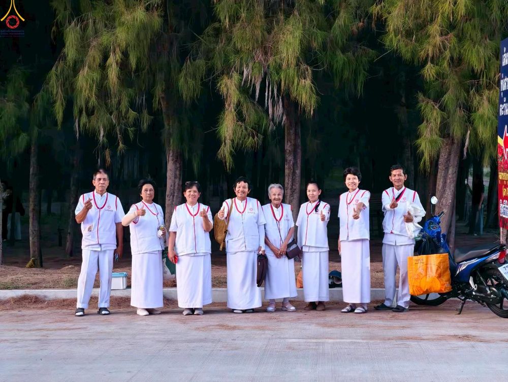 ภาพ No.296016:ภาพเบื้องหลังอาสาสมัครรวมใจ ชุดที่ 1 ในโครงการธรรมยาตรา กตัญญูบูชา มหาปูชนียาจารย์ พระมงคลเทพมุนี(สด จนฺทสโร) พระผู้ปราบมาร อนุสรณ์สถาน 7 แห่ง ปีที่ 14