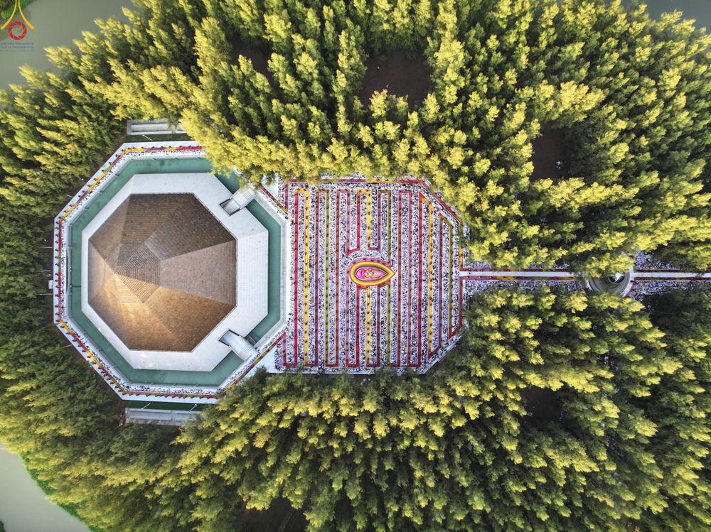 ภาพ No.287540:วันที่ 3 มกราคม พ.ศ. 2569 พิธีต้อนรับพระธรรมยาตรา ในโครงการธรรมยาตรา กตัญญูบูชา มหาปูชนียาจารย์ พระมงคลเทพมุนี(สด จนฺทสโร) พระผู้ปราบมาร อนุสรณ์สถาน 7 แห่ง ปีที่ 14 ณ อนุสรณ์สถานมหาวิหารพระมงคลเทพมุนี (โลตัสแลนด์) อ.สองพี่น้อง จ.สุพรรณบุรี