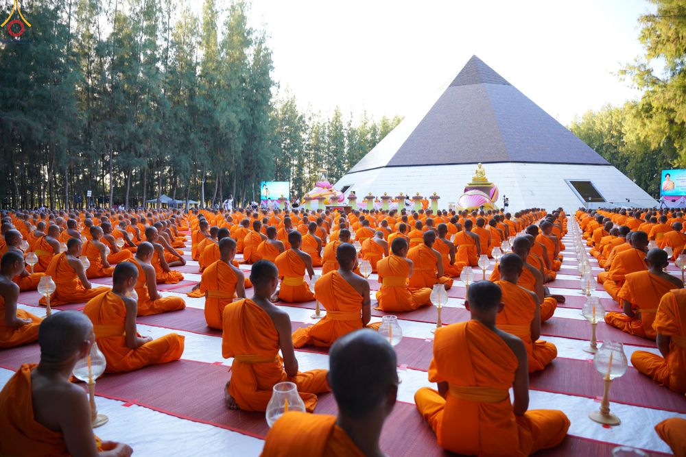 ภาพ No.290114:วันที่ 6 มกราคม พ.ศ. 2569 พิธีจุดประทีปถวายเป็นพุทธบูชา และบูชาธรรมมหาปูชนียาจารย์ (ภาพชุดที่ 2) ณ อนุสรณ์สถานมหาวิหารพระมงคลเทพมุนี (โลตัสแลนด์) อ.สองพี่น้อง จ.สุพรรณบุรี ในโครงการธรรมยาตรา กตัญญูบูชา มหาปูชนียาจารย์ พระมงคลเทพมุนี(สด จนฺทสโร) พระผู้ปรา