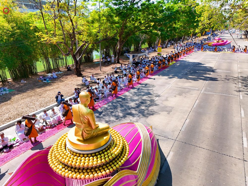 ภาพ No.304725:วันที่ 25 มกราคม พ.ศ. 2569 พิธีต้อนรับพระธรรมยาตรา (ภาพชุดที่ 2) รร.สามัคคีราษฏร์บำรุง-วัดพระธรรมกาย ในโครงการธรรมยาตรา กตัญญูบูชา มหาปูชนียาจารย์ พระมงคลเทพมุนี(สด จนฺทสโร) พระผู้ปราบมาร อนุสรณ์สถาน 7 แห่ง ปีที่ 14