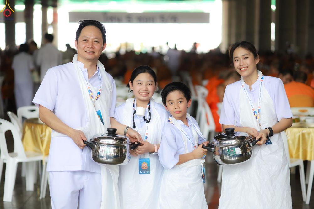 ภาพ No.325801:วันที่ 22 เมษายน พ.ศ.2569(วันคุ้มครองโลก) งานถวายมหาสังฆทาน 40,000 กว่าวัดทั่วประเทศ เจ้าหน้าที่ สาธุชน ร่วมใจจัดเตรียมภัตตาหารเพล (ชุด 2)