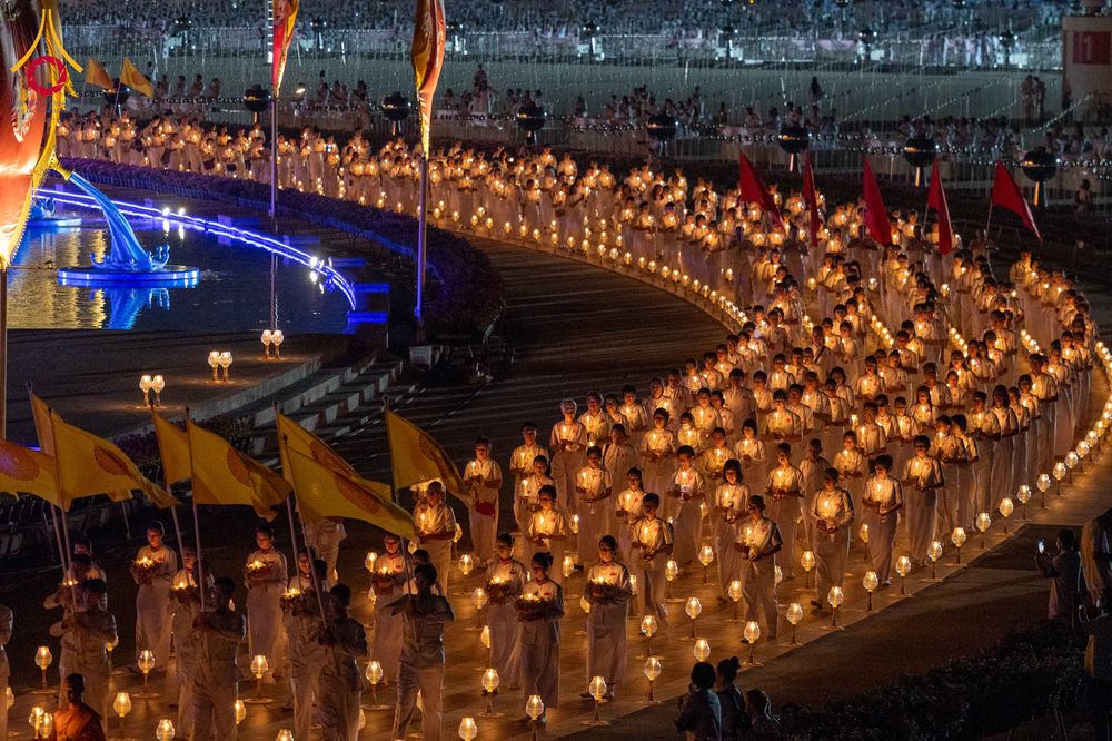 ภาพ No.312500:วันอังคารที่ 3 มีนาคม พ.ศ.2569 พิธีเวียนประทักษิณและจุดมาฆประทีป (ภาพชุดที่ 2) ณ ลานธรรมพระมหาธรรมกายเจดีย์ วัดพระธรรมกาย